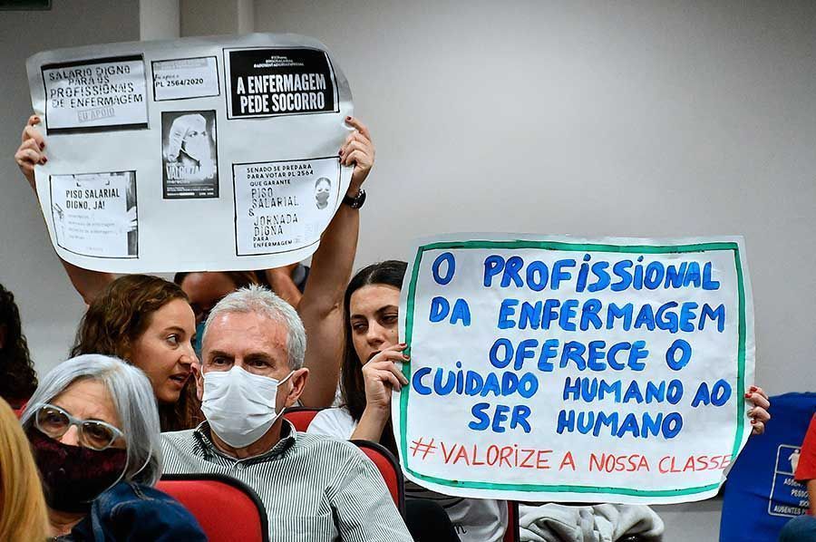 Adequação ao piso nacional dos enfermeiros é tema de requerimento aprovado Adequação ao piso nacional dos enfermeiros é tema de requerimento aprovado