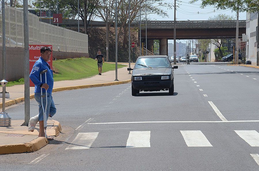 Arlindo questiona falta de redutor de velocidade em frente a shopping