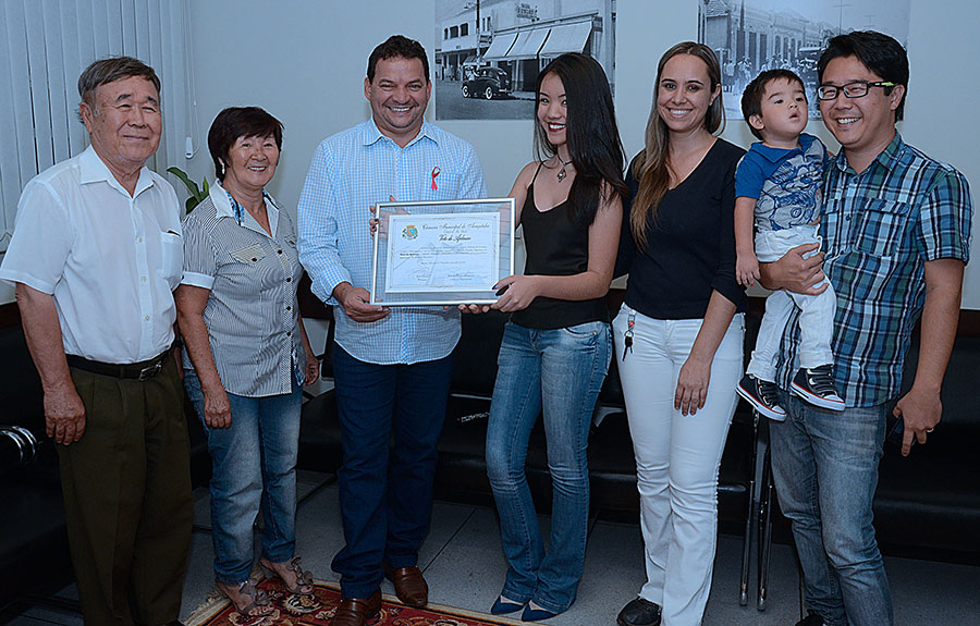 Estudante recebe voto de aplauso por lançamento de livro