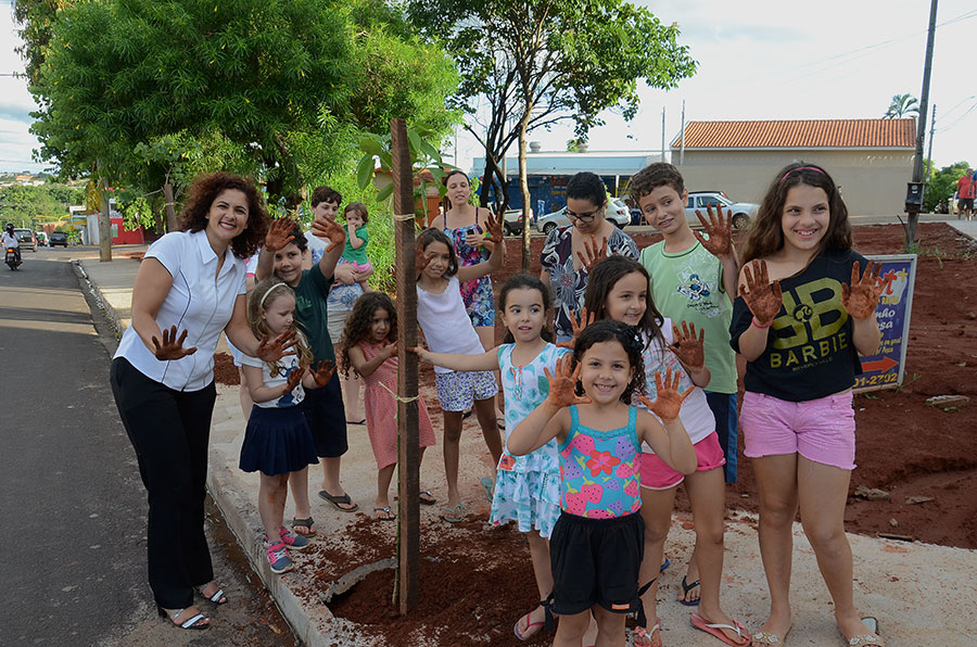 Vereadora Beatriz participa de plantio de árvores em praça