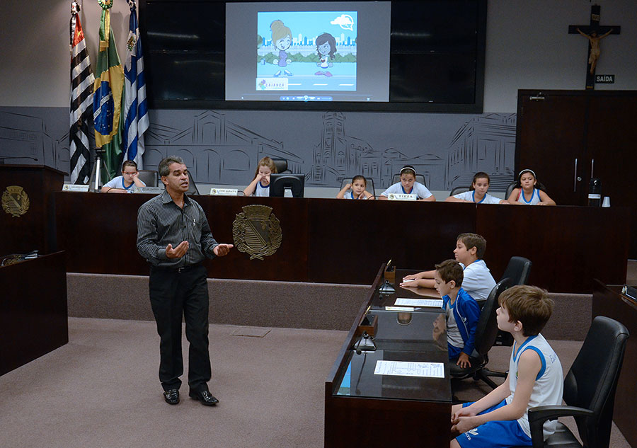 Alunos do Colégio Crescer participam de palestra na Câmara