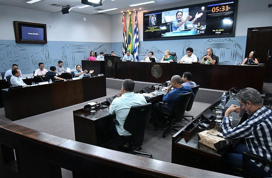 Câmara realiza sessão extraordinária para votação de 27 projetos