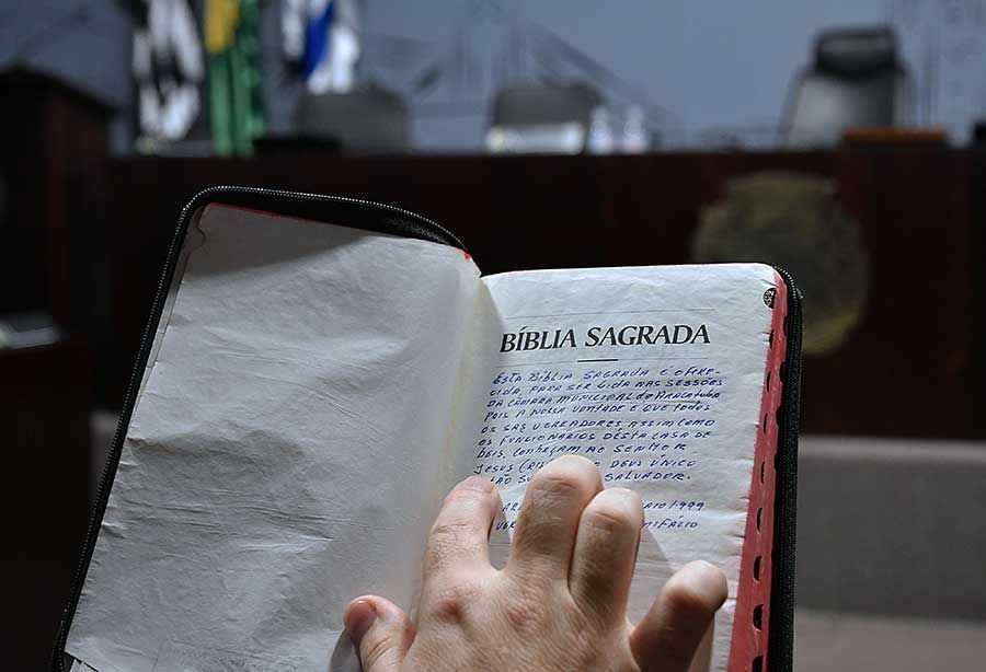 Justiça julga inconstitucional leitura bíblica no início das sessões