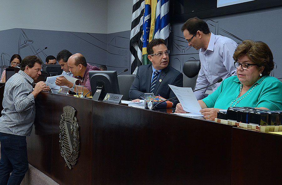 Vereadores aprovam LDO para 2016 na 38ª sessão Vereadores aprovam LDO para 2016 na 38ª sessão
