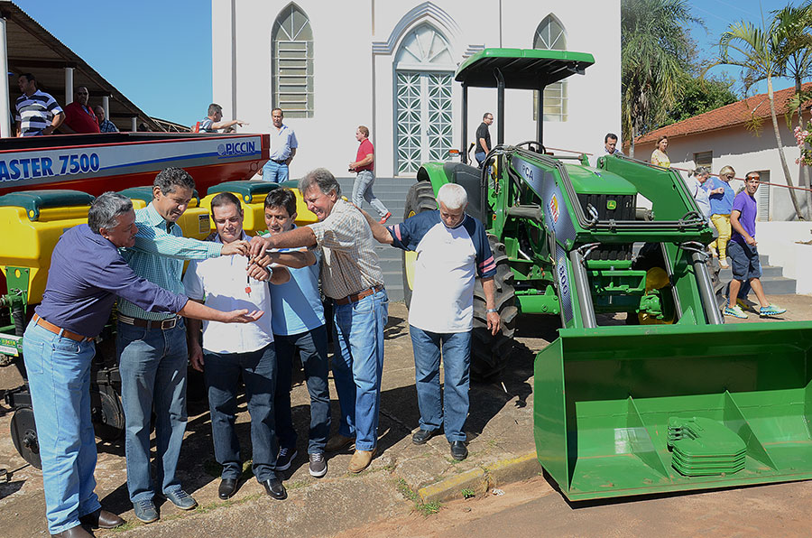 Implementos agrícolas são entregues a produtores da Prata