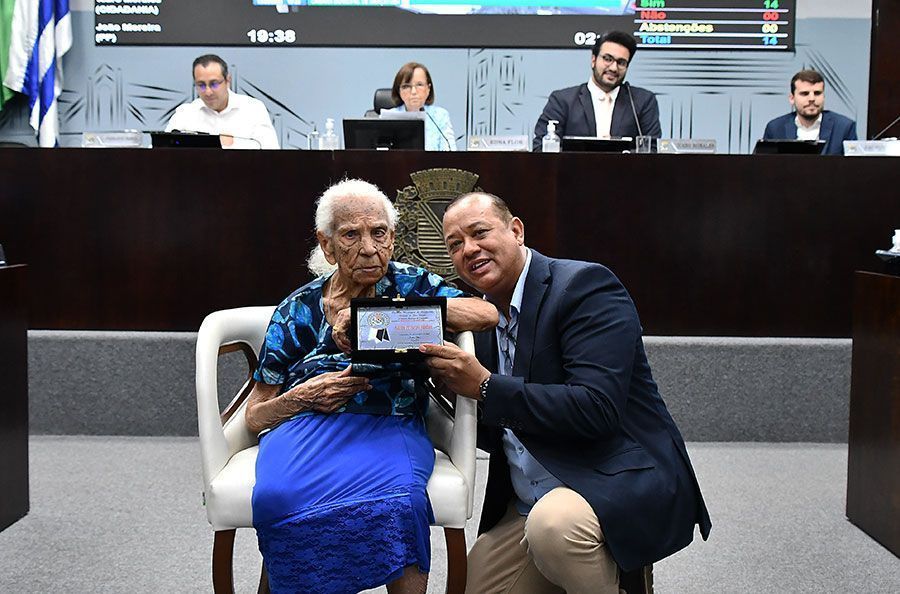 Medalha Centenária: mulher com 103 anos é homenageada no Legislativo