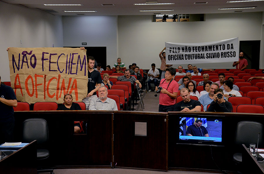 Artistas fazem manifestação contra fechamento de oficina cultural