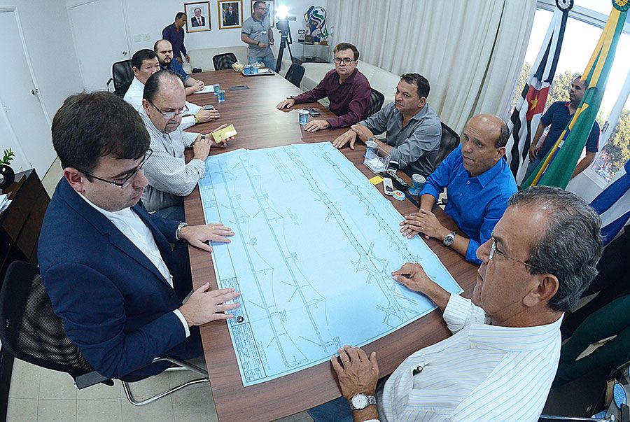Prefeitura apresenta proposta de asfaltamento da Avenida JK Prefeitura apresenta proposta de asfaltamento da Avenida JK