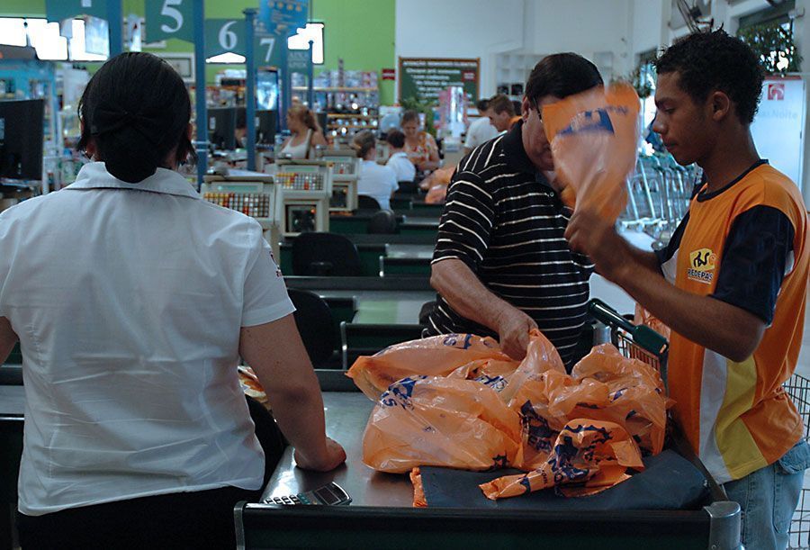 Requerimento questiona fiscalização de lei que proíbe uso de sacolas plásticas no comércio