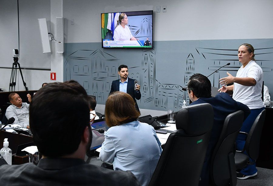 Servidores da área da educação fazem reivindicações na Câmara