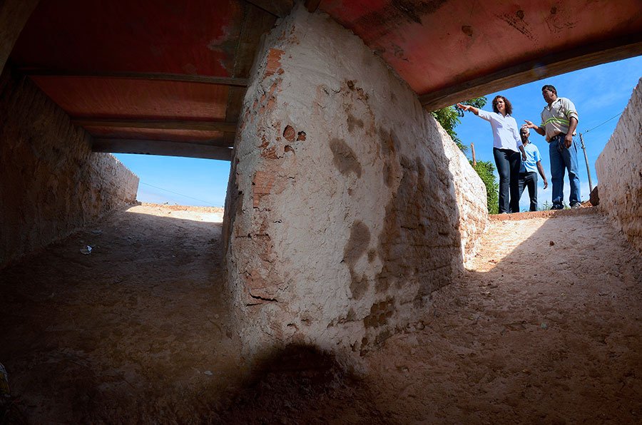 Beatriz visita obra de galerias em bairro rural