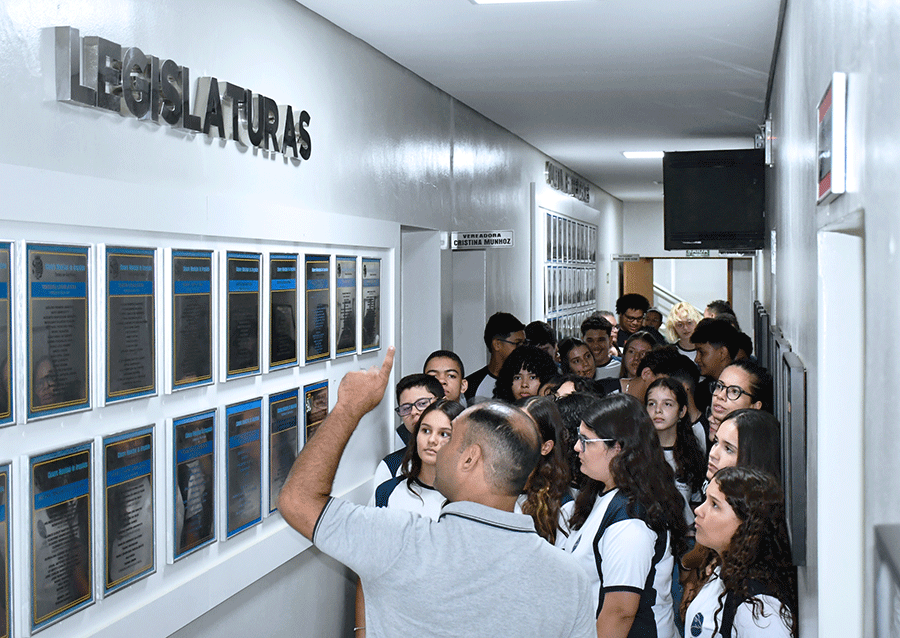 Alunos observam quadros das legislaturas da Câmara