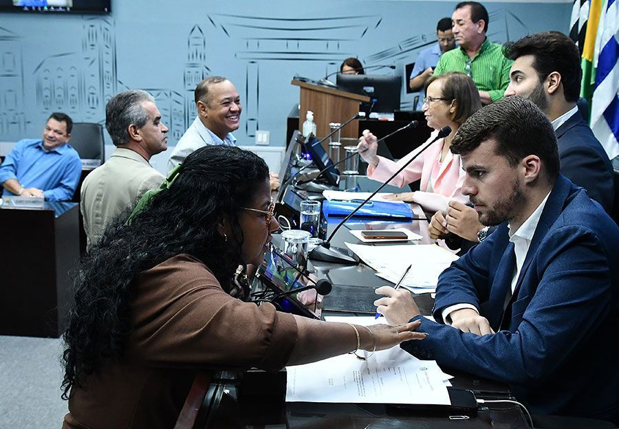 Vereadores analisam sete itens da 34ª sessão ordinária Vereadores analisam sete itens da 34ª sessão ordinária