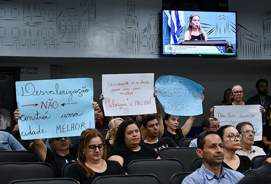 “Funcionários públicos movem essa máquina”, diz servidora na tribuna