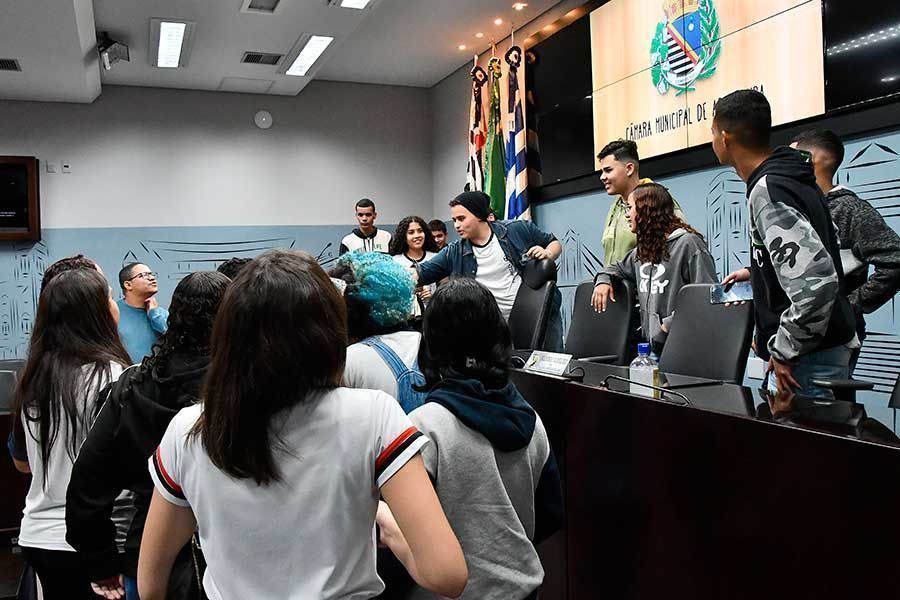 “Visite a Câmara” recebe alunos de escola estadual